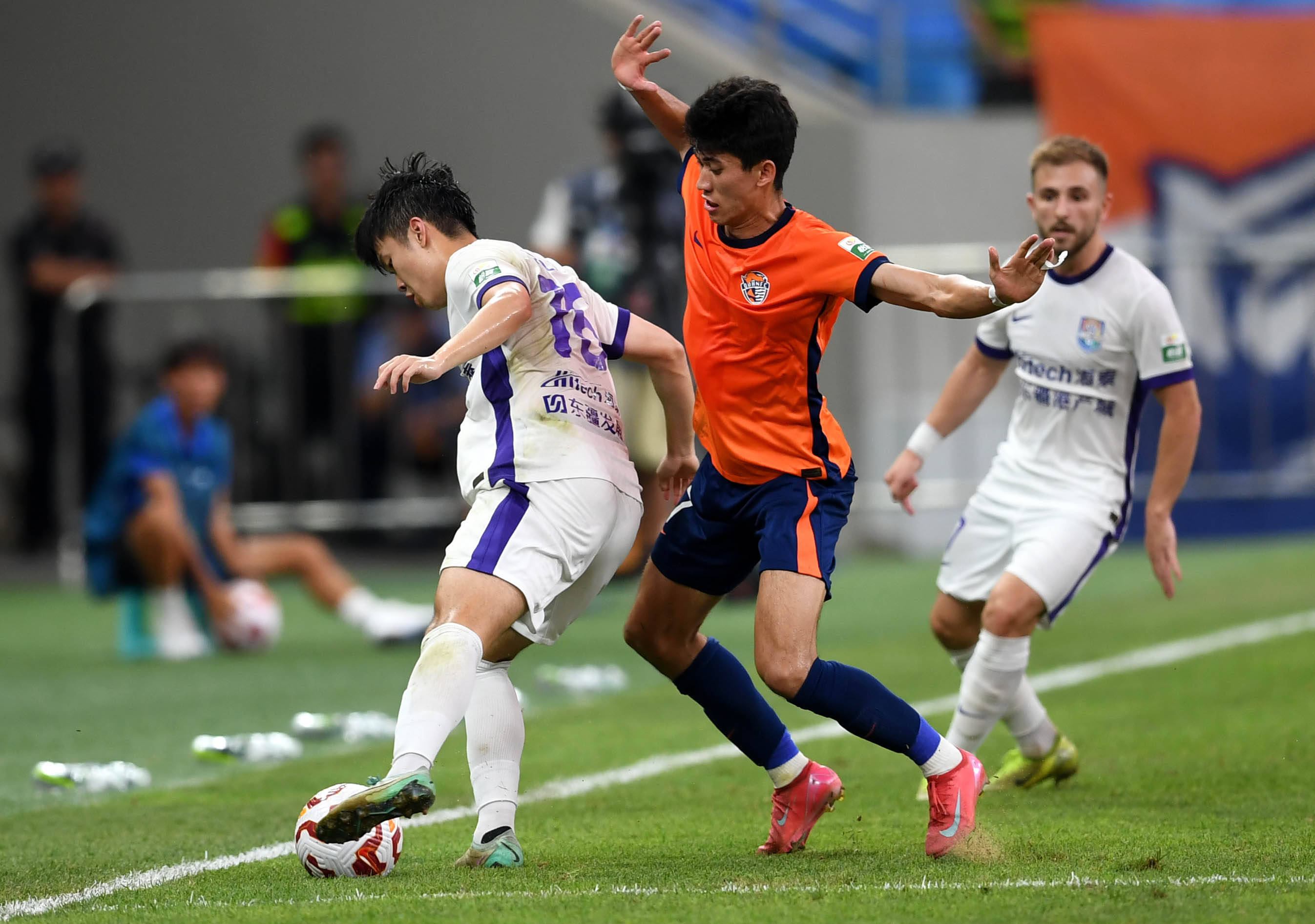 同时保持自 同时保持自